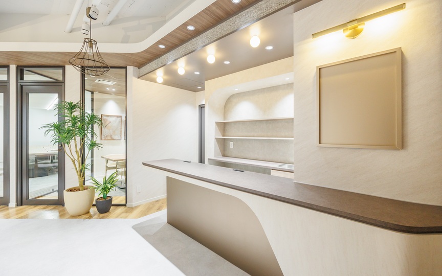 茅場町駅徒歩5分｜会議室・テレカンブース、カフェのようなラウンジまで完備のフルセットアップオフィスの写真1