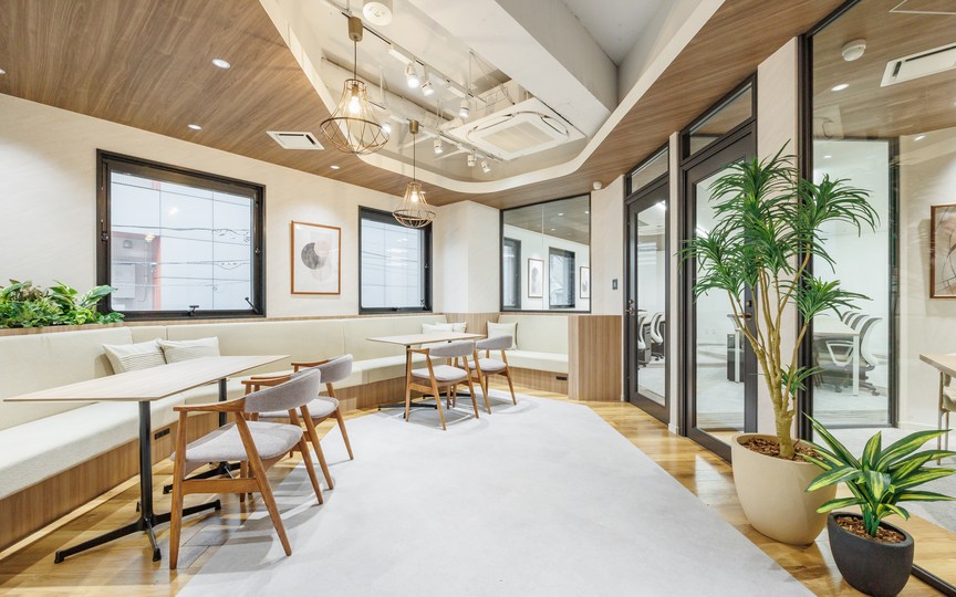 茅場町駅徒歩5分｜会議室・テレカンブース、カフェのようなラウンジまで完備のフルセットアップオフィスの写真2