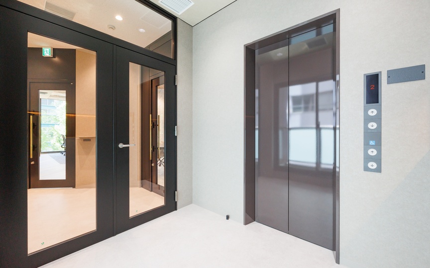 【敷金最大0】浜町駅徒歩1分！家具・什器完備、ナチュラルな雰囲気が魅力のフルセットアップオフィスの写真1