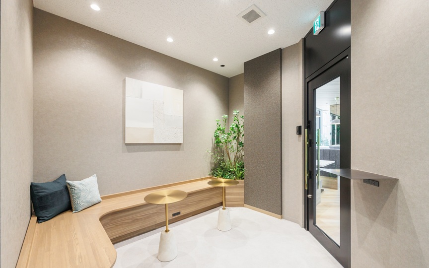 【敷金最大0】浜町駅徒歩1分！家具・什器完備、ナチュラルな雰囲気が魅力のフルセットアップオフィスの写真2