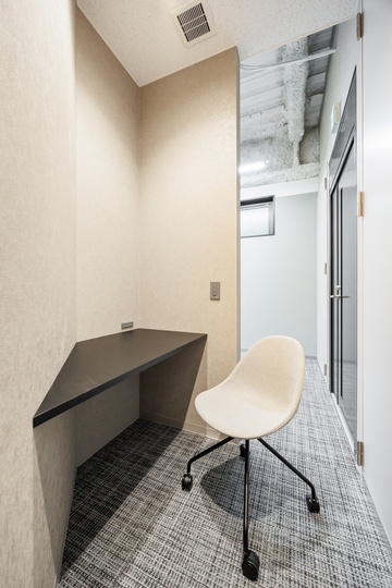 【敷金最大0】浜町駅徒歩1分！家具・什器完備、ナチュラルな雰囲気が魅力のフルセットアップオフィスの写真9