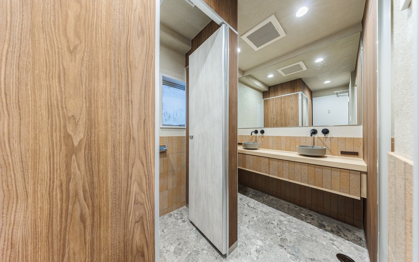 【原状回復不要】四谷三丁目駅徒歩2分！新宿通り沿いの家具・什器付きフルセットアップオフィスの写真1