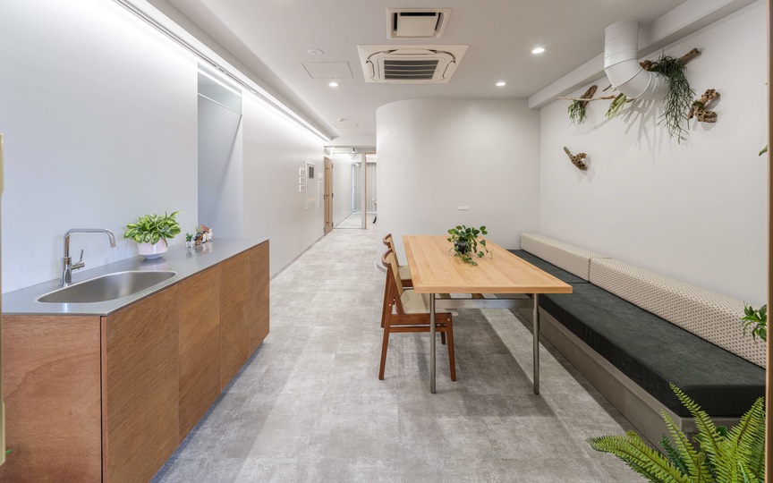 【原状回復不要】四谷三丁目駅徒歩2分！新宿通り沿いの家具・什器付きフルセットアップオフィスの写真3