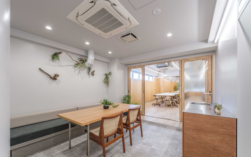 【原状回復不要】四谷三丁目駅徒歩2分！新宿通り沿いの家具・什器付きフルセットアップオフィスの写真9