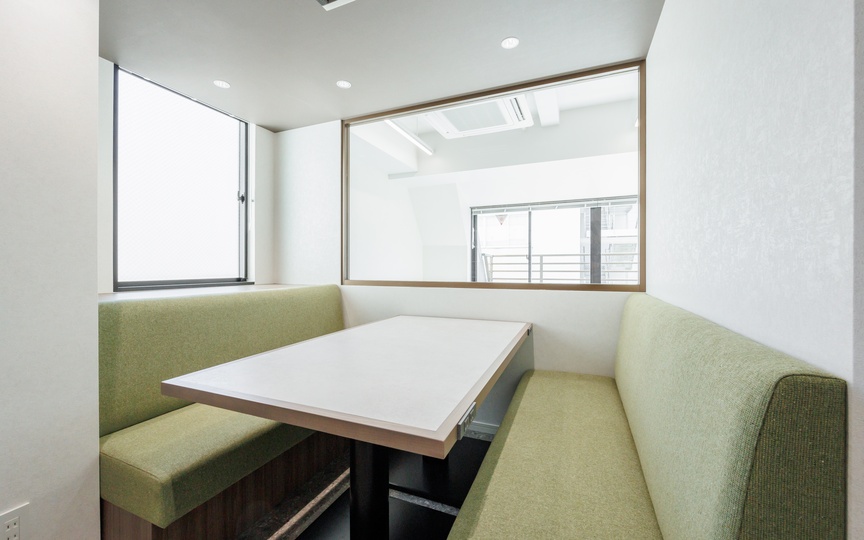 小伝馬町駅徒歩2分！コンパクトながら多様なワークスペースを備えたセットアップオフィスの写真2