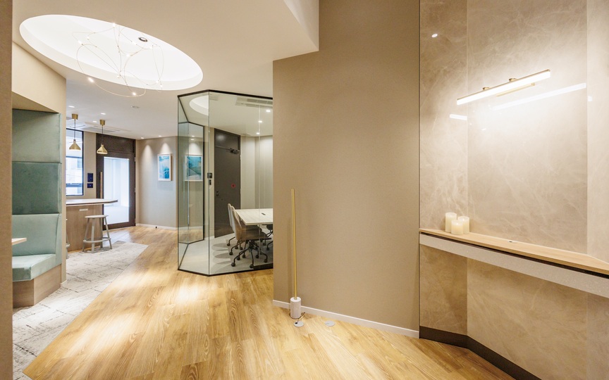 JR水道橋駅徒歩1分！会議室・テレカンブース各2室完備、屋上テラス付きのセットアップオフィスの写真1