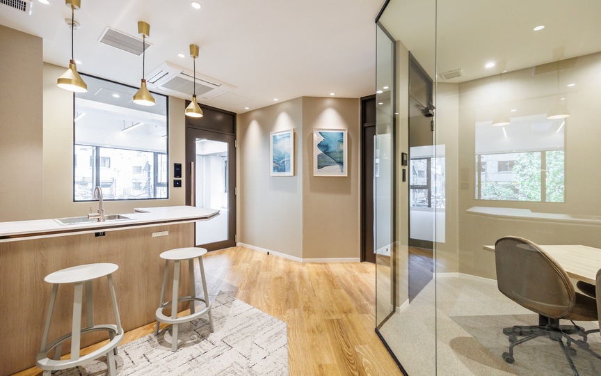 JR水道橋駅徒歩1分！会議室・テレカンブース各2室完備、屋上テラス付きのセットアップオフィスの写真2