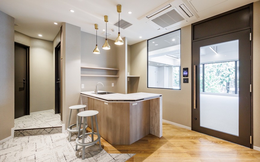 JR水道橋駅徒歩1分！会議室・テレカンブース各2室完備、屋上テラス付きのセットアップオフィスの写真3