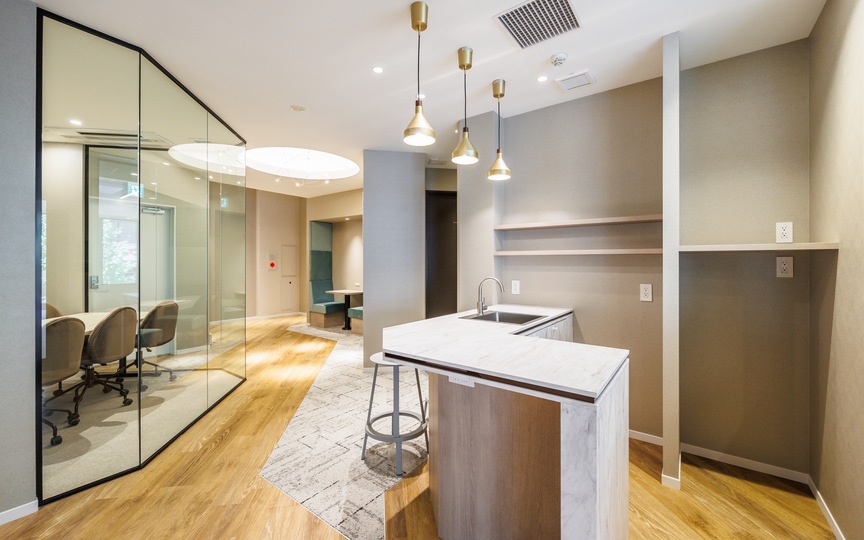 JR水道橋駅徒歩1分！会議室・テレカンブース各2室完備、屋上テラス付きのセットアップオフィス