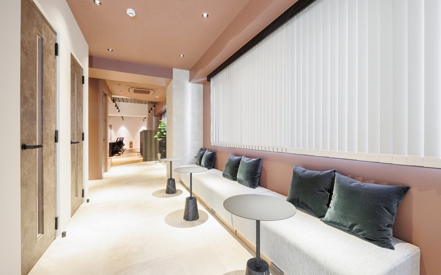JR神田駅徒歩5分！会議室・テレカンブース各2室完備、スタイリッシュな内装のフルセットアップオフィスの写真4