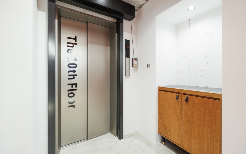【敷金0・原状回復不要】JR馬喰町駅徒歩2分！Wi-Fi完備の屋上付きフルセットアップオフィスの写真1