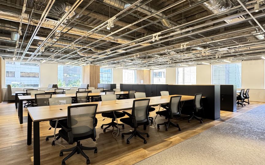 【敷金最大0】西新宿エリア、共用ラウンジ・ワークアウトエリアまで備えた大型フルセットアップオフィスの写真1