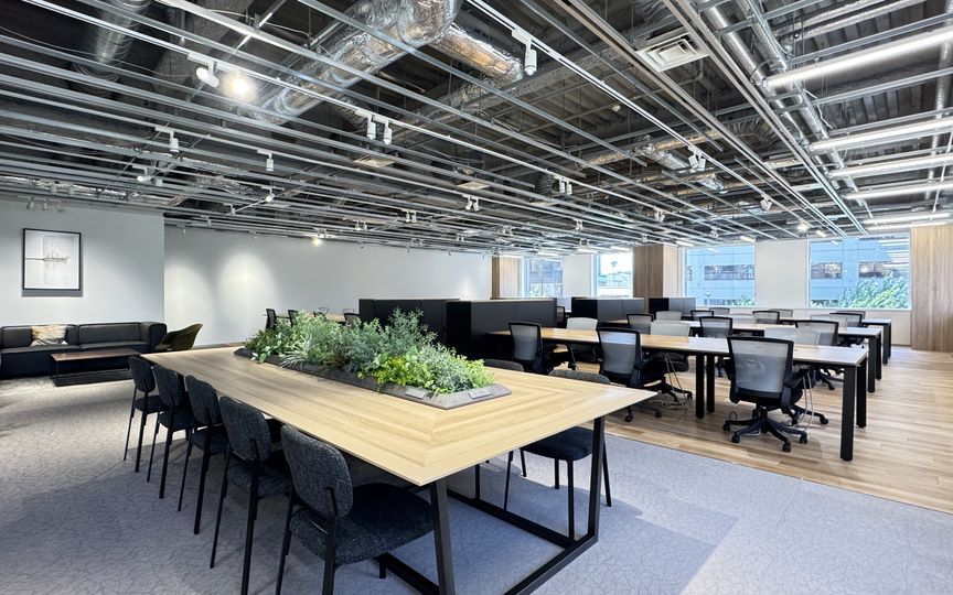 【敷金最大0】西新宿エリア、共用ラウンジ・ワークアウトエリアまで備えた大型フルセットアップオフィスの写真2