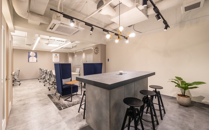 大門駅徒歩2分！JR浜松町駅も徒歩圏内、内装と家具・什器まで完備のフルセットアップオフィスの写真3