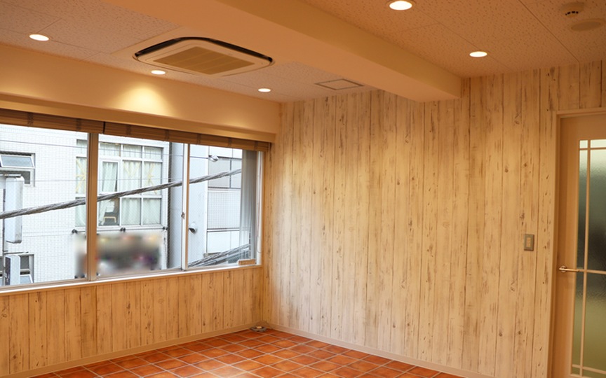 JR新橋駅まで徒歩6分！受付・会議室設置済み、内装工事のコストを抑えられる居抜きオフィスの写真1