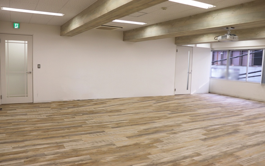 JR新橋駅まで徒歩6分！受付・会議室設置済み、内装工事のコストを抑えられる居抜きオフィスの写真3