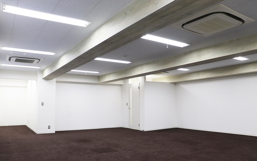 JR新橋駅まで徒歩6分！受付・会議室設置済み、内装工事のコストを抑えられる居抜きオフィスの写真4