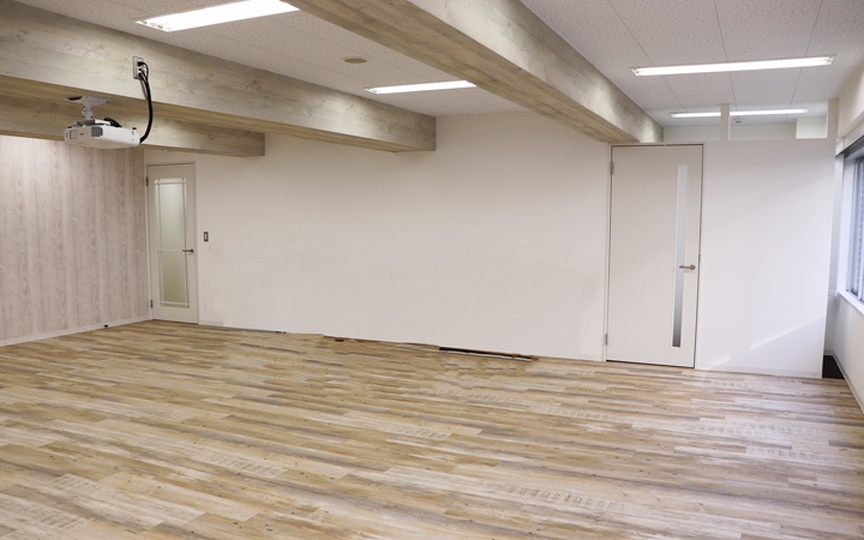 JR新橋駅まで徒歩6分！受付・会議室設置済み、内装工事のコストを抑えられる居抜きオフィスの写真6