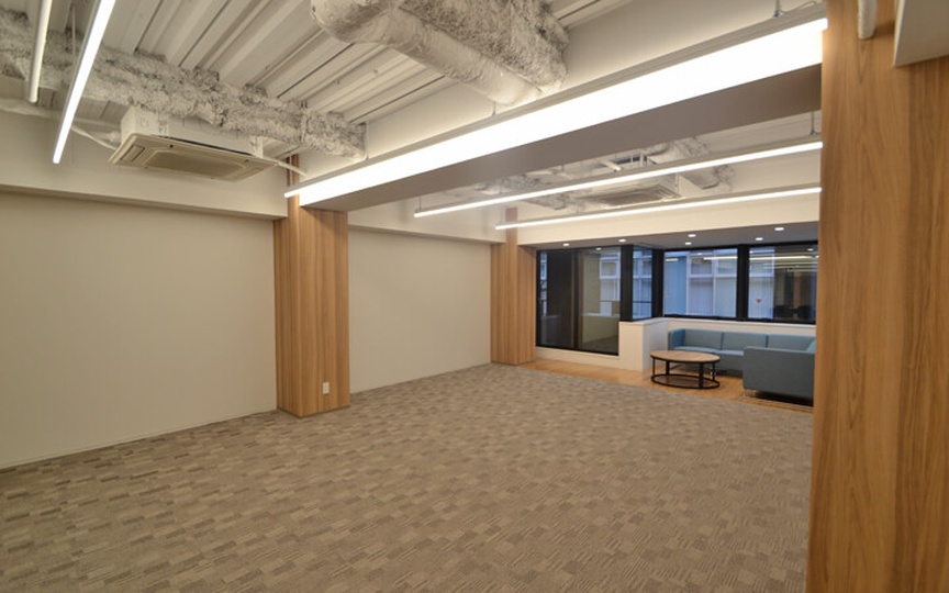 東銀座駅まで徒歩4分！6名掛け会議室を備えた、小規模チームにおすすめのセットアップオフィスの写真1