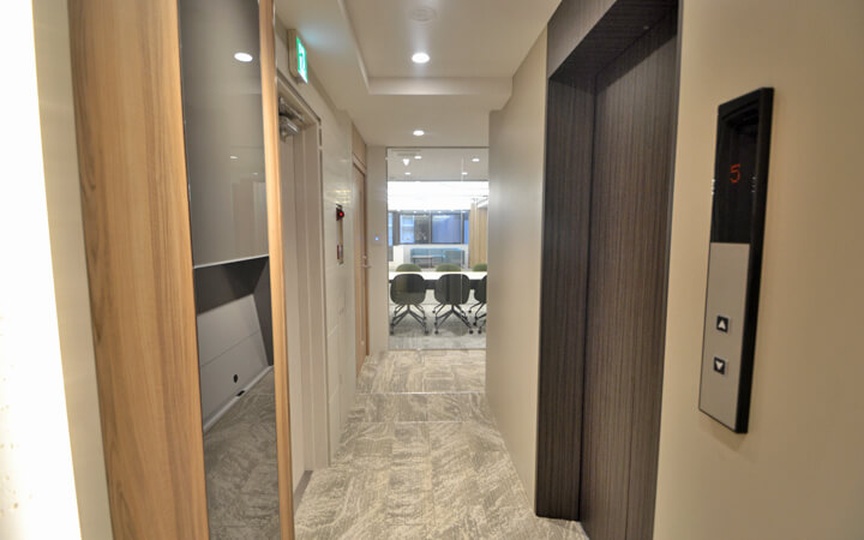東銀座駅まで徒歩4分！6名掛け会議室を備えた、小規模チームにおすすめのセットアップオフィスの写真3