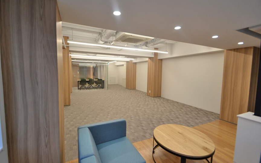 東銀座駅まで徒歩4分！6名掛け会議室を備えた、小規模チームにおすすめのセットアップオフィスの写真4