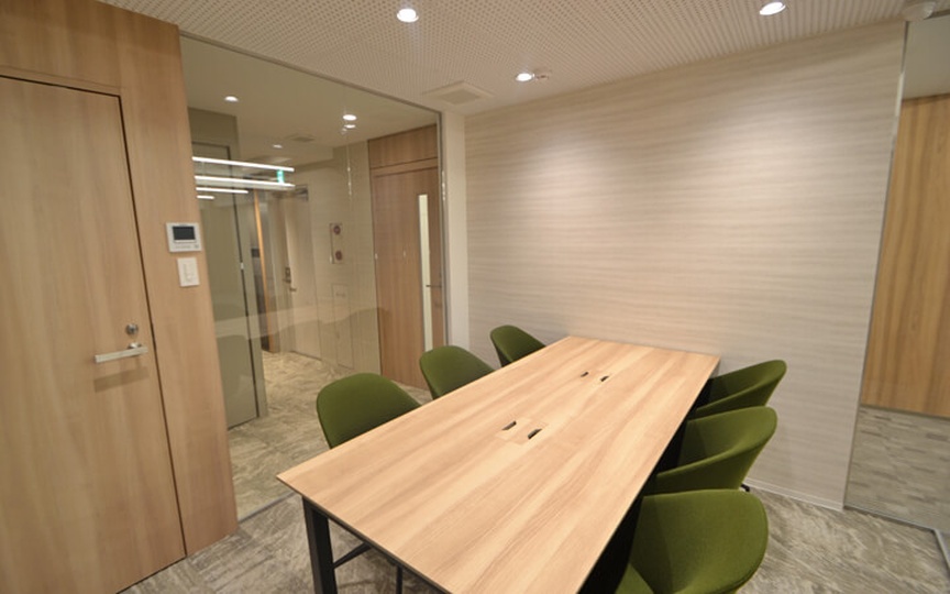 東銀座駅まで徒歩4分！6名掛け会議室を備えた、小規模チームにおすすめのセットアップオフィスの写真6