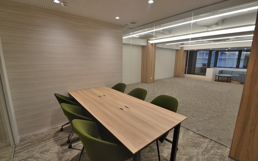 東銀座駅まで徒歩4分！6名掛け会議室を備えた、小規模チームにおすすめのセットアップオフィス