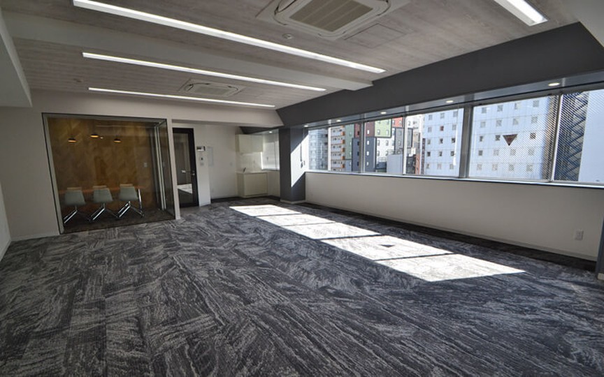 新富町駅まで徒歩1分！屋上バルコニー付き、会議室完備のセットアップオフィス