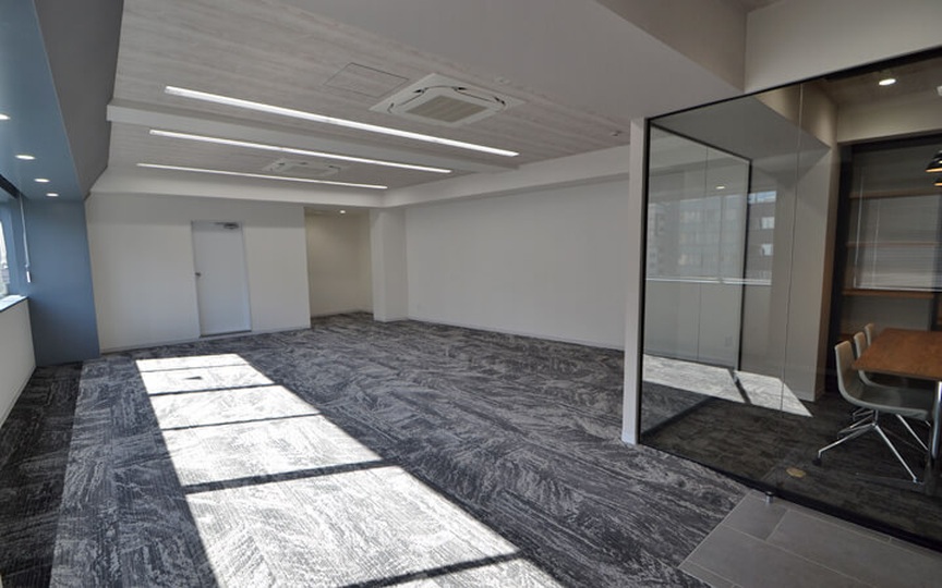 新富町駅まで徒歩1分！屋上バルコニー付き、会議室完備のセットアップオフィスの写真3