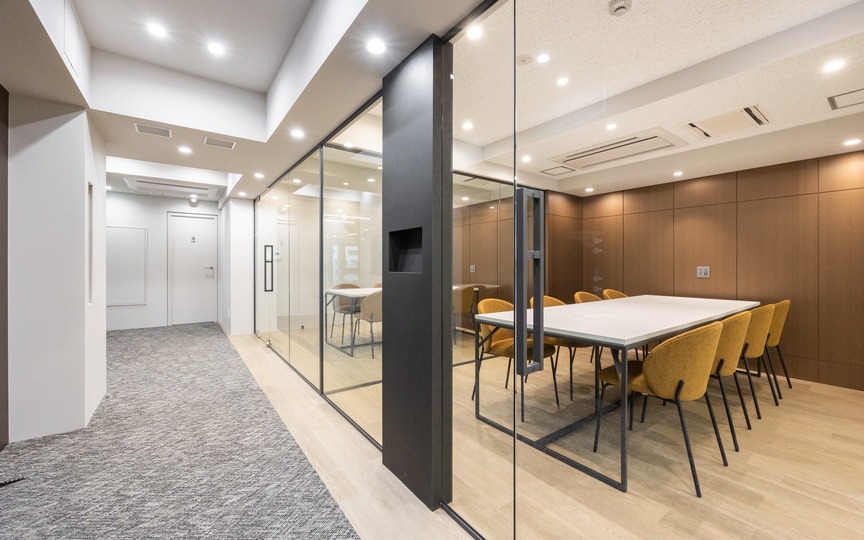JR御徒町駅徒歩5分!黒天井×ライン照明のモダンな内装が魅力の屋上テラス付きセットアップオフィスの写真2