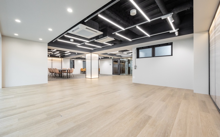 JR御徒町駅徒歩5分!黒天井×ライン照明のモダンな内装が魅力の屋上テラス付きセットアップオフィスの写真5