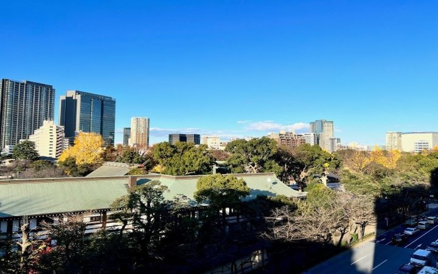 市ヶ谷駅徒歩7分！靖国神社を望む眺望が魅力、内装と家具・什器まで完備のフルセットアップオフィスの写真1