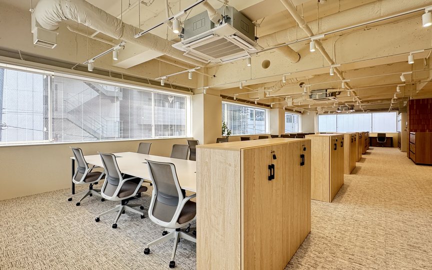 新富町駅徒歩1分！会議室3室・テレカンブース8室、用途の柔軟な個室付きのフルセットアップオフィスの写真3