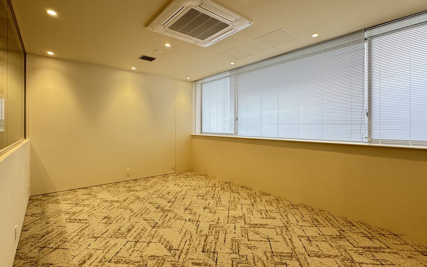 新富町駅徒歩1分！会議室3室・テレカンブース8室、用途の柔軟な個室付きのフルセットアップオフィスの写真6