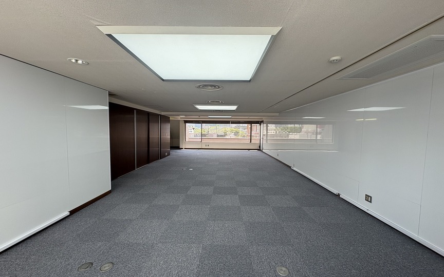 【即日入居可】赤坂駅まで徒歩5分！壁一面ホワイトボード仕様、収納棚完備の居抜きオフィス