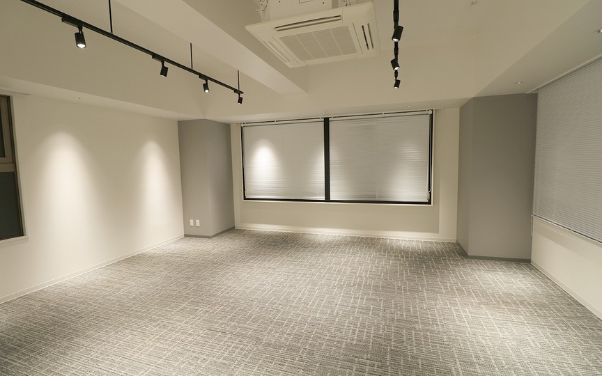 神保町駅徒歩1分！靖国通り沿い、コンパクトながら会議室・男女別トイレを備えたセットアップオフィス