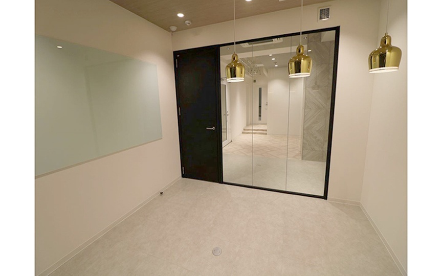 神保町駅徒歩1分！靖国通り沿い、コンパクトながら会議室・男女別トイレを備えたセットアップオフィス2