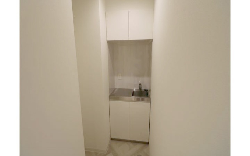 神保町駅徒歩1分！靖国通り沿い、コンパクトながら会議室・男女別トイレを備えたセットアップオフィス5