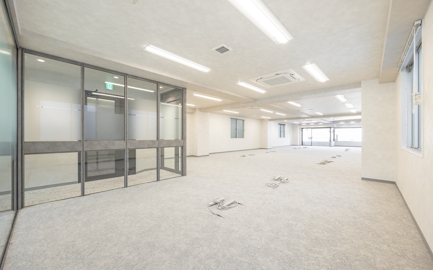 人形町駅徒歩3分！ガラスパーティションの会議室2室を備えた、開放的な雰囲気のセットアップオフィス