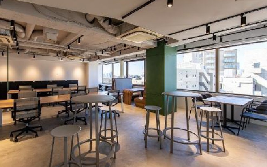 四谷三丁目駅まで徒歩5分！最上階・角地の眺望が魅力、家具・什器まで備えたフルセットアップオフィスの写真1