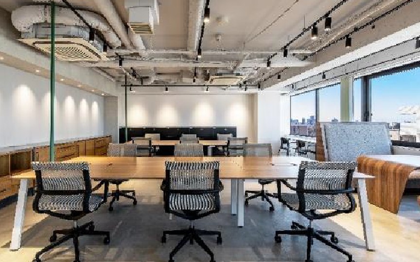 四谷三丁目駅まで徒歩5分！最上階・角地の眺望が魅力、家具・什器まで備えたフルセットアップオフィスの写真2